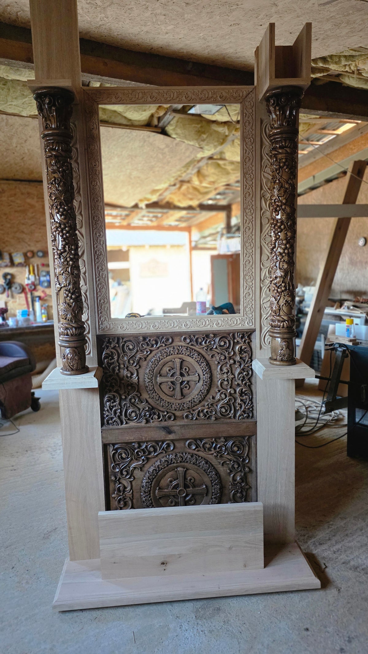 Axioniță sculptată — stejar, finisaj nuc (model mare)