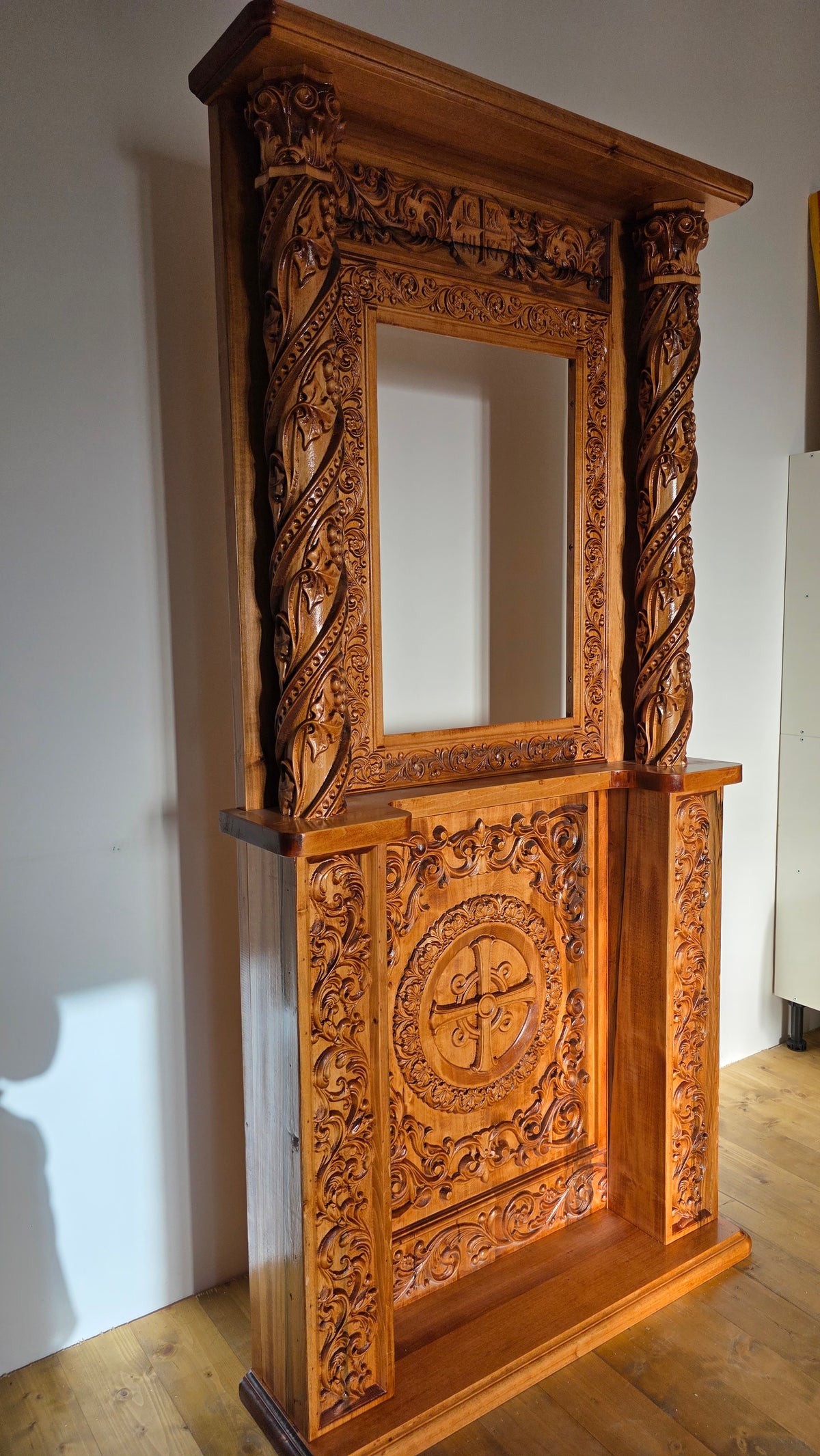 Axioniță sculptată — tei, finisaj cireș