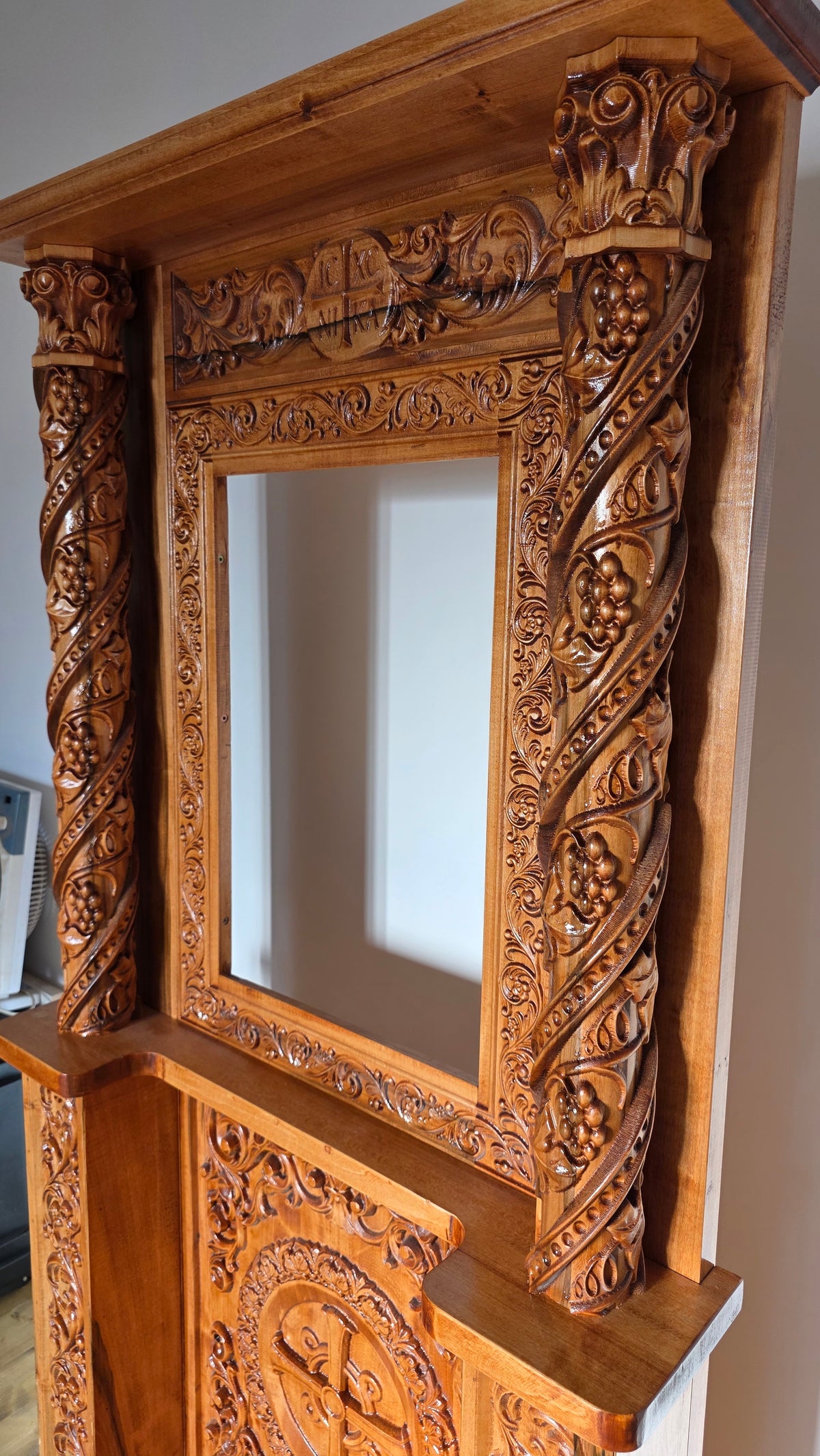 Axioniță sculptată — tei, finisaj cireș