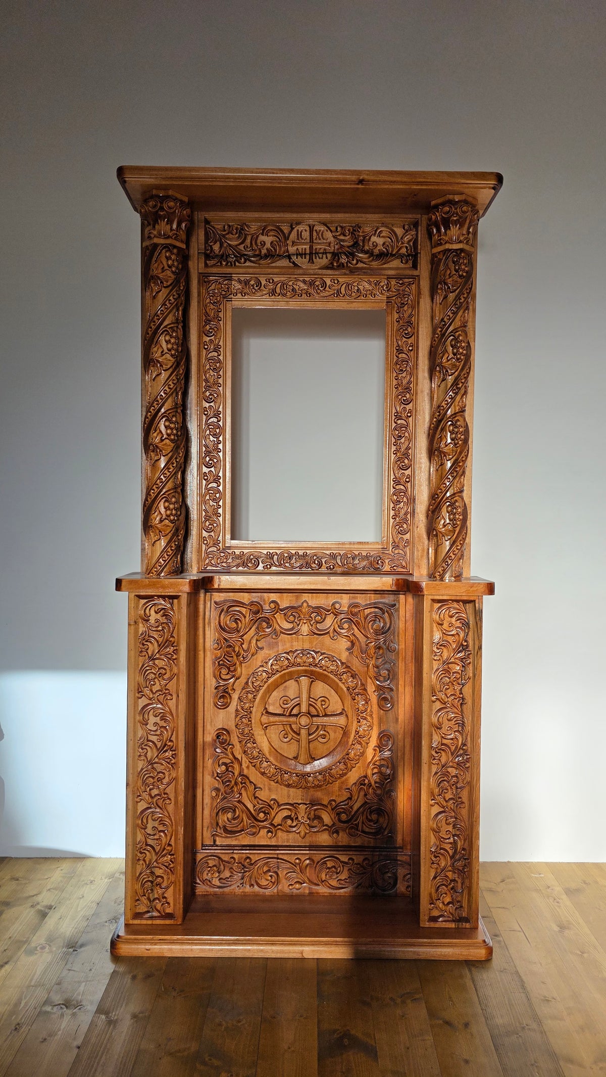 Axioniță sculptată — tei, finisaj cireș